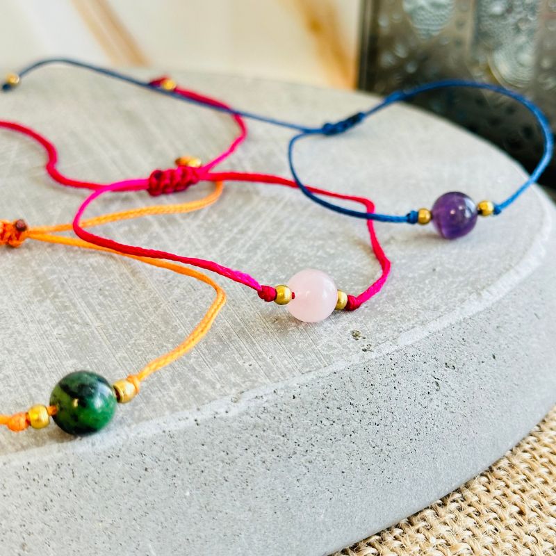 Pulsera de Hilo Ajustable con Piedra Preciosa