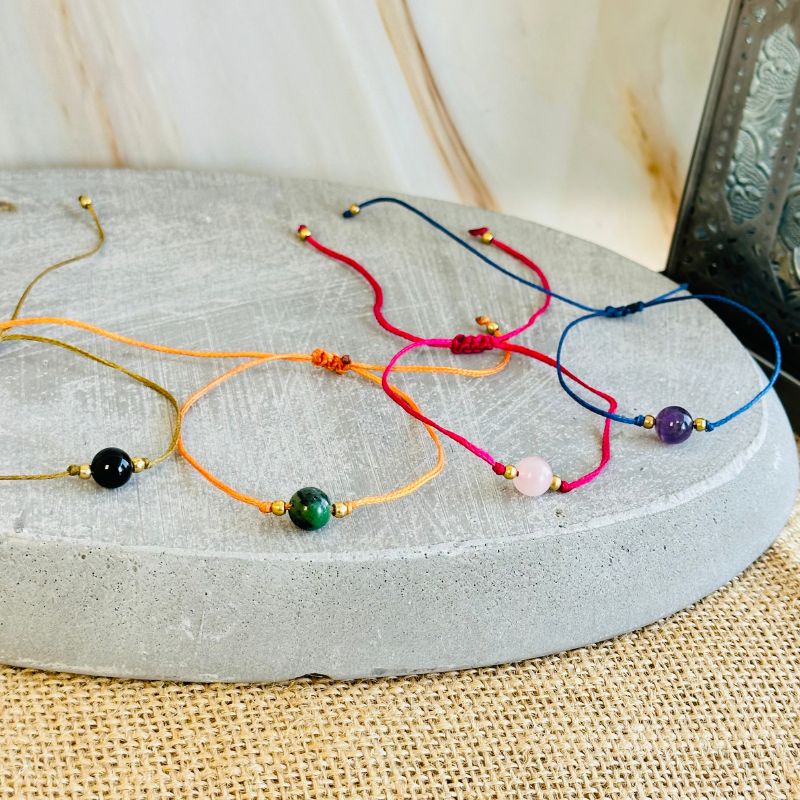 Pulsera de Hilo Ajustable con Piedra Preciosa